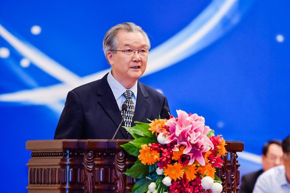 原卫生部部长张文康在大会上发言